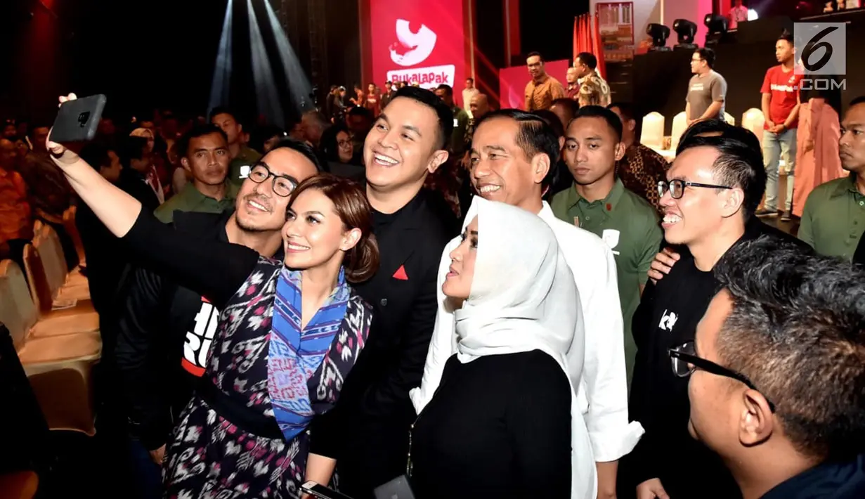 Presiden Joko Widodo foto bersama saat menghadiri acara hari ulang tahun (HUT) ke-9 BukaLapak di Jakarta Convention Center (JCC), Kamis (10/1). Jokowi memandang peluang bisnis e-commerce di Indonesia masih sangat besar. (Liputan6.com/HO/Biropers)
