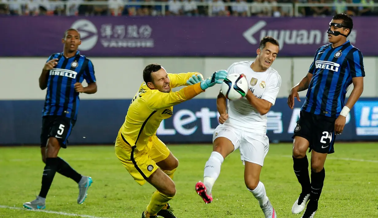 Kiper Inter Milan Samir Handanovic (kedua kiri) menepis bola serangan dari  Gelandang Real madrid Lucas Vazquez (kedua kanan) di Stadion Tianhe, Cina, Senin, (27/7/2015). Real Madrid menang telak dengan skor 3-0. (REUTERS/Tyrone Siu)