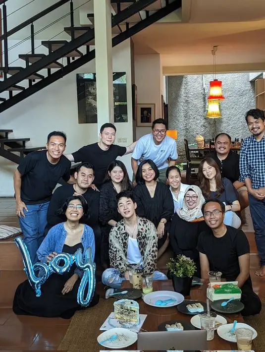 COO Ruang Guru, Iman Usman, mengajak Henry Lau ikut acara baby shower temannya. Pelantun lagu "Trap" itu berfoto bersama teman-teman barunya. (Foto: Twitter/ imanusman)