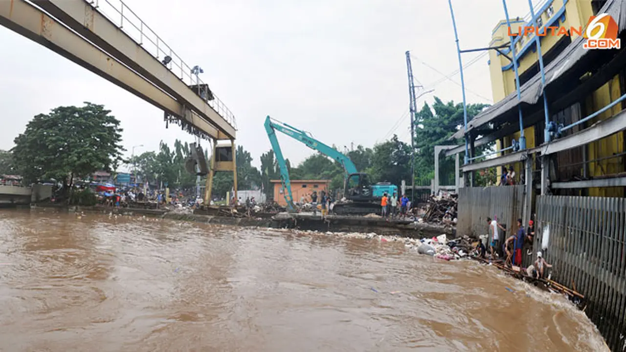 pintu-air-manggarai130118b.jpg