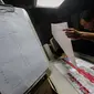 Pekerja mengecek surat suara yang telah dicetak untuk Pilkada di Provinsi Banten di Kawasan Industri Pulo Gadung, Jakarta, Rabu (11/1). Sebanyak 7.900.000 lembar surat suara dicetak oleh PT Dian Rakyat. (Liputan6.com/Faizal Fanani)