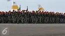 Sejumlah Prajurit TNI AU berjalan menuju lokasi upacara peringatan Hari Ulang Tahun ke-70 TNI AU di Pangkalan Udara Halim Perdanakusuma, Jakarta, Kamis (9/4). Sejumlah atraksi ditampilkan oleh prajurit TNI AU. (Liputan6.com/Johan Tallo)