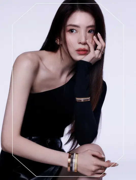 Han So Hee tak kalah dalam photoshoot bersama Boucheron. Ia mengenakan atasan yang asimetris berwarna hitam, ia memamerkan koleksi perhiasan Boucheron berupa anting, cincin, dan gelang. [Foto: Instagram/xeesoxee]