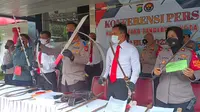 Polisi menunjukkan barang bukti senjata tajam yang digunakan tawuran pelajar SMP di Kota Tangerang. (Liputan6.com/Pramita Tristiawati)