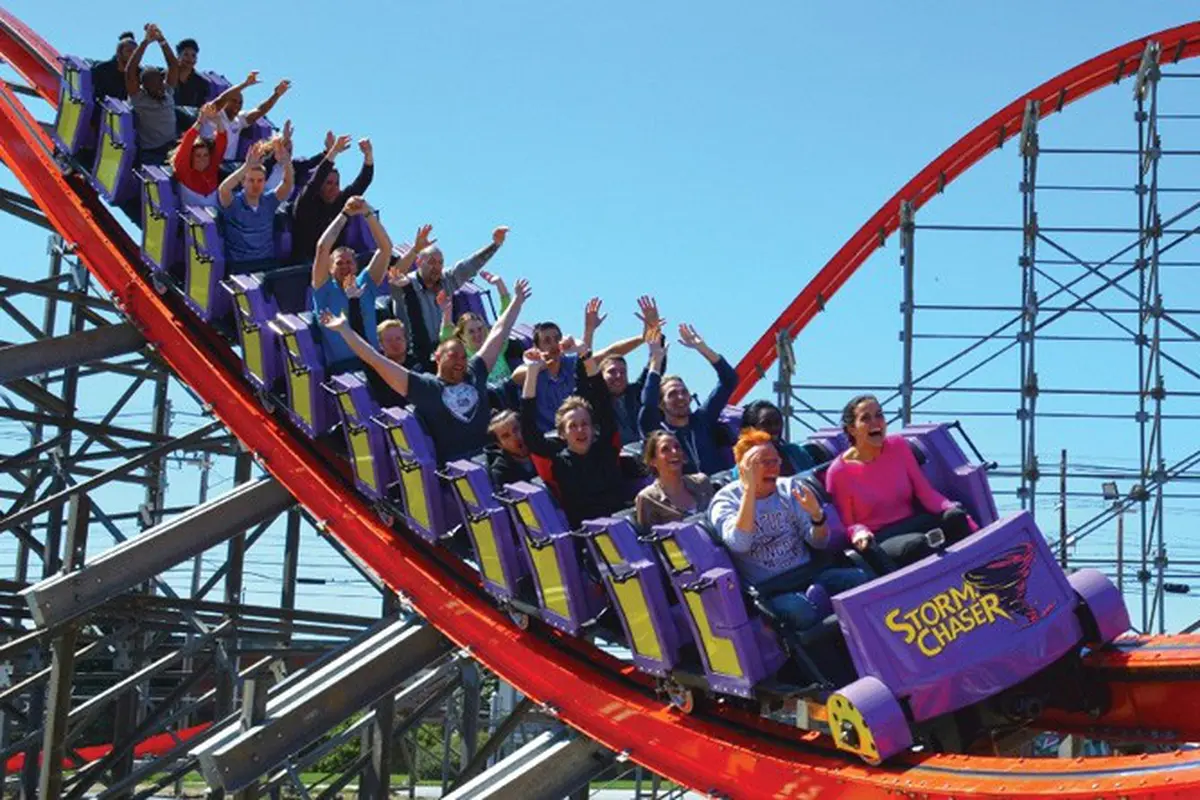 Ibu muda yang memiliki payudara besar ini dilarang naik rollercoaster