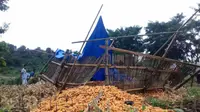 Keempat warga yang sedang mengupas kulit jagung tewas saat atap pondok kayu yang mereka tempati itu rubuh. (Liputan6.com/Eka Hakim)