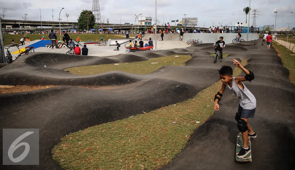 Seorang anak remaja tengah bermain skateboard di jalan aspal Taman Kalijodo, Jakarta, Minggu (15/01). Kalijodo yang dulu tempat menjajakan kemolekan tubuh, kini telah diubah menjadi taman bermain dan arena skate park. (Liputan6.com/Fery Pradolo)