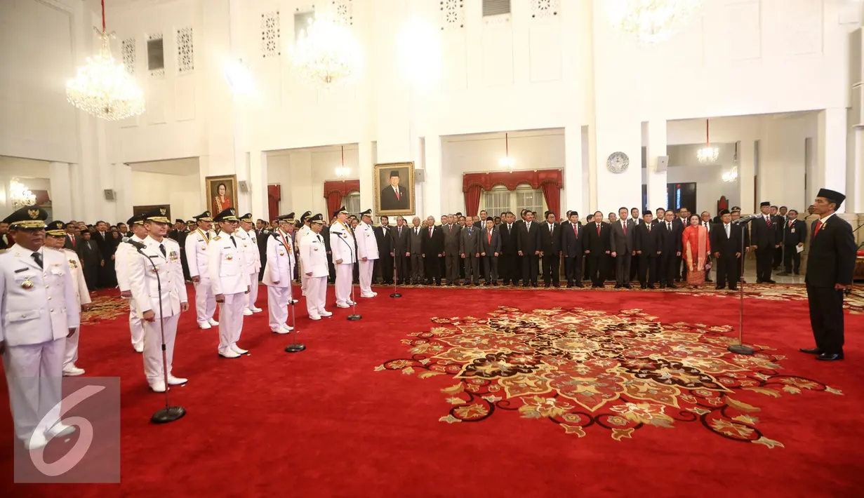 Gubernur dan Wakil Gubernur hasil Pilkada serentak saat di sumpah di Istana Negara, Jakarta (12/2). Keputusan Presiden Nomor 13P Tahun 2016 tentang Pengesahan Pengangkatan Gubernur dan Wakil Gubernur Masa Jabatan 2016-2021. (Liputan6.com/Faizal Fanani)