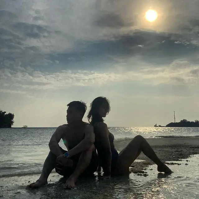 7 Momen Liburan Atries Angel Ke Pulau Macan, Saling Romantis Bareng Tunangan