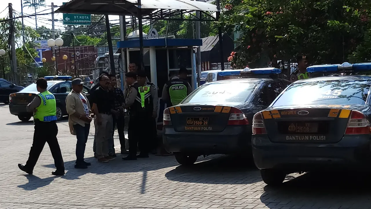 Penjagaan di pintu masuk Alexis