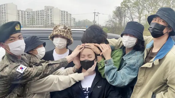 Antar JHope wamil, begini tampilan member BTS lainnya