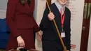 Kate Middleton bermain biliar bersama seorang anak, Craig Davis saat kunjungannya ke MIST, sebuah tempat kesehatan mental bagi anak di Pontypool, Wales, Inggris (22/2). Kate terlihat menikmati permainan biliar tersebut. (AFP Photo / Pool / Paul Edwards)