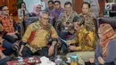 Mantan Ketua MK Mahfud MD berbincang dengan Ketua KPU Arief Budiman di Gedung KPU, Jakarta, Rabu (24/4). Mahfud MD percaya kepada KPU yang sudah cukup profesional, terbuka, transparan, dan terawasi dalam melaksanakan setiap tugasnya selama pelaksanaan pemilu. (Liputan6.com/Faizal Fanani)