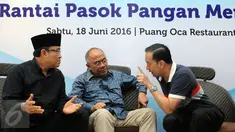 Menteri Perdagangan, Thomas T Lembong (kanan) berbincang dengan Direktur OPP Bulog, Wahyu Suparyono (tengah) dan Paguyuban Peternak Sapi dan Kerbau Indonesia, Teguh Boediyana saat diskusi di Jakarta, Sabtu (18/6). (Liputan6.com/Helmi Fithriansyah)