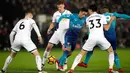 Tiga pemain Swansea City berusaha merebut bola yang dibawa pemain Arsenal Mezut Ozil pada lanjutan Liga Inggris di Stadion Liberty, Swansea, Wales, (30/1). Swansea City menang 3-1 atas Arsenal. (Nick Potts/PA via AP)