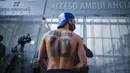 Seorang Fans Diego Maradona berada di depan Rumah Sakit di La Plata, Argentina, Selasa (3/11/2020). Sejumlah fans Argentina berkumpul di depan rumah sakit untuk memberi dukungan kepada sang legenda. (AP/Natacha Pisarenko)