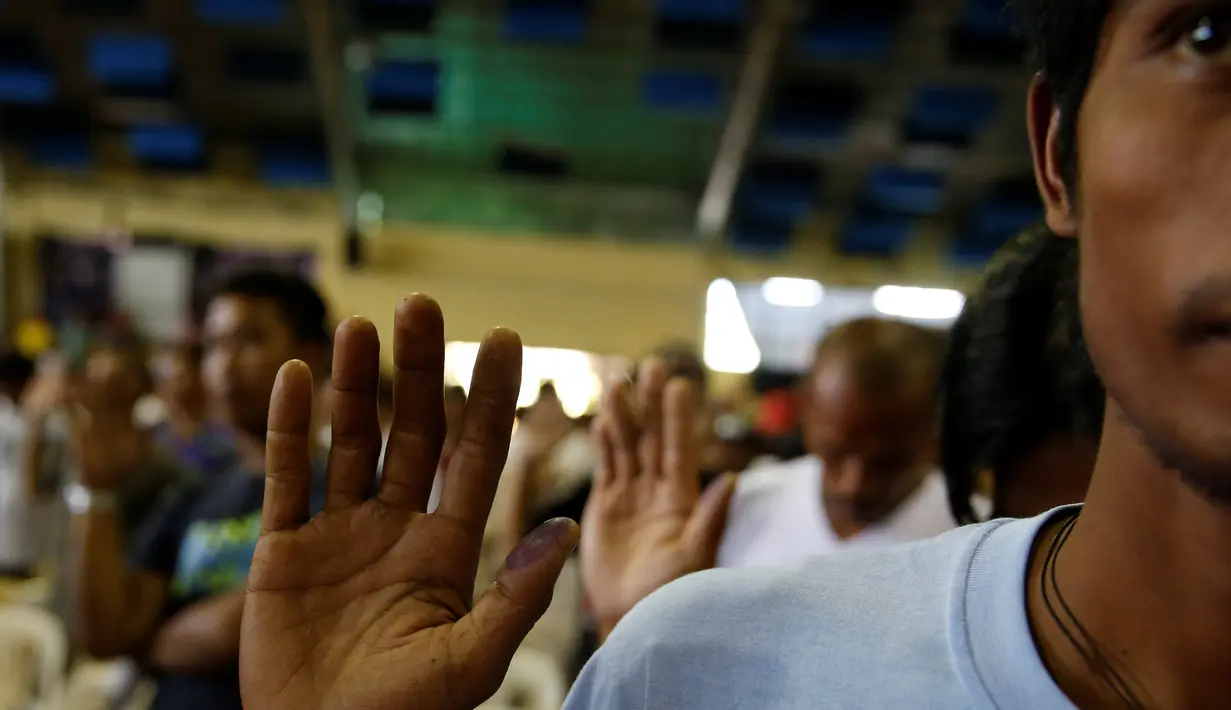 Ancaman keras Presiden Filipina Rodrigo Duterte kepada para penjahat narkoba membuat ribuan pecandu menyerahkan diri kepada pihak kepolisian, Filipina, Senin (18/7). (REUTERS/ Erik De Castro)