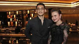 Pasangan duet Rossa dan Afgan menghadiri resepsi pernikahan Raisa Andriana dengan Hamish Daud di Ayana Midplaza, Jakarta Pusat, Minggu (3/9). Keduanya kompak mengenakan busana serba hitam pada resepsi Raisa - Hamish. (Liputan6.com/Herman Zakharia)