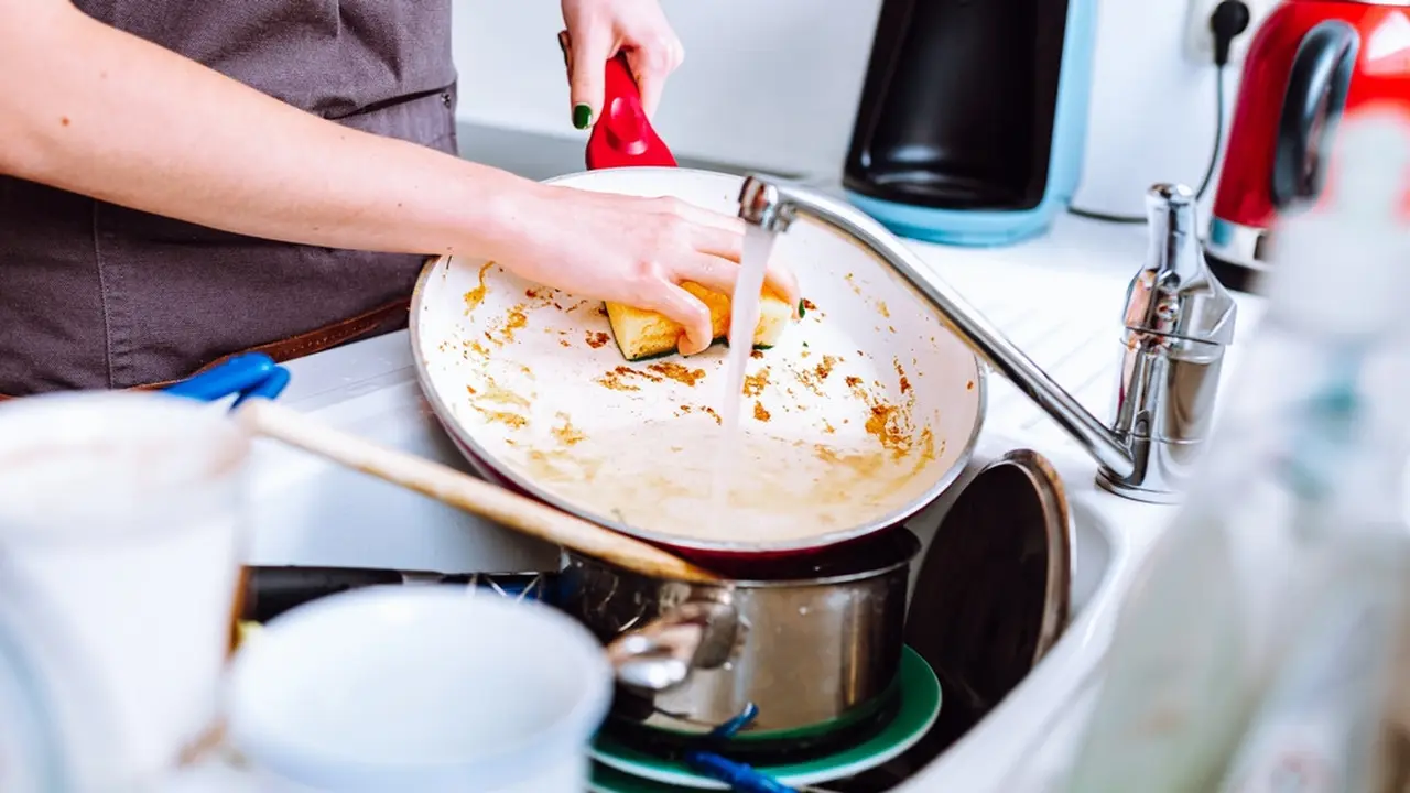 Kinclong Seperti Baru! Begini Cara Mudah Menghilangkan Noda Lemak di Peralatan Masak