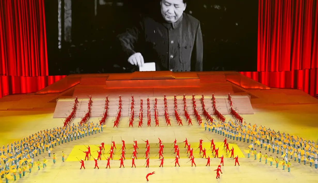 Mendiang pemimpin China Mao Zedong ditampilkan pada layar selama pertunjukan gala menjelang peringatan 100 tahun berdirinya Partai Komunis China di Beijing, China, 28 Juni 2021. Partai Komunis China akan merayakan HUT ke-100 pada 1 Juli 2021. (AP Photo/Ng Han Guan)