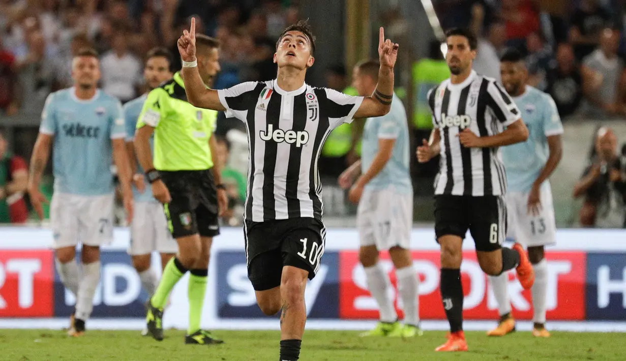 Penyerang Juventus, Paulo Dybala melakukan selebrasi usai mencetak gol ke gawang Lazio pada pertandingan final Piala Super Italia di stadion Olimpiade Roma, Italia (13/8). Lazio menang atas Juventus dengan skor 3-2. (AP Photo / Gregorio Borgia)