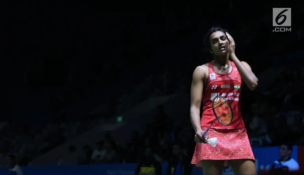 Tunggal putri India, V Sindhu Pusarla saat melawan pebulu tangkis Thailand, Pornpawee Chochuwong pada 32 besar Indonesia Open 2018, Istora GBK, Jakarta, Rabu (4/7). V Sindhu Pusarla unggul 21-15, 19-21, 21-13. (Liputan6.com/Helmi Fithriansyah)