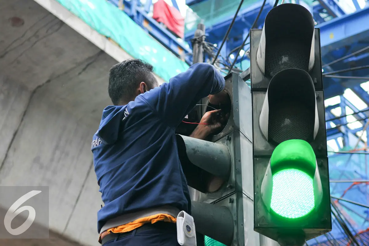 20160517- Cegah Kecelakaan, Dishub Perbaiki Traffic Light yang Rusak-Jakarta- Yoppy Renato