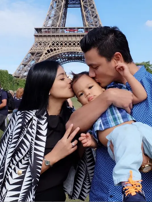 Arjuna Zayan Sugiono mendapat ciuman mesra dari ayah dan ibunya. (Photo : Instagram)