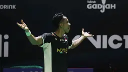 Bertanding di Istora Gelora Bung Karno, Senayan, Jakarta, Kamis (22/1/2026), Alwi Farhan sukses menghentikan perlawanan wakil China, Wang Zheng Xing. Tampak dalam foto, pebulu tangkis tunggal putra Indonesia, Alwi Farhan saat merayakan kemenangan atas wakil China, Wang Zheng Xing, pada babak 16 besar Indonesia Masters 2026 di Istora Gelora Bung Karno, Senayan, Jakarta, Kamis (22/1/2026). (Bola.com/M Iqbal Ichsan)