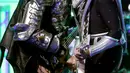 Aksi panggung Gene Simmons dan Tommy Thayer KISS selama 23rd Annual Race to Erase MS Gala di California, USA (15/4). Sampai saat ini, KISS telah merilis 44 album, dan terjual lebih dari 100 juta album di seluruh dunia. (AFP PHOTO/Frederick M. Brown)