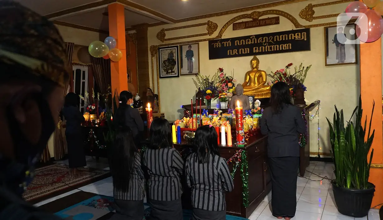 Suasana pelaksanaan upacara perayaan Hari Raya Trisuci Waisak 2565 di Vihara Paramitta, Desa Ngadas, Poncokusumo, Malang, Jawa Timur, Rabu (26/5/2021). Berbeda dengan tahun-tahun sebelumnya, perayaan Waisak yang dilakukan masyarakat Suku Tengger ini tampak sederhana. (merdeka.com/Nanda F. Ibrahim)