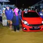 Khofifah saat meninjau banjir di Gresik. (Dian Kurniawan/Liputan6.com)