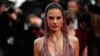 Alessandra Ambrosio berpose untuk fotografer setibanya pada upacara pembukaan dan pemutaran perdana film 'Jeanne du Barry' di Festival Film Cannes 2023, Cannes, Prancis, Selasa (16/5/2023). (Photo by Scott Garfitt/Invision/AP)