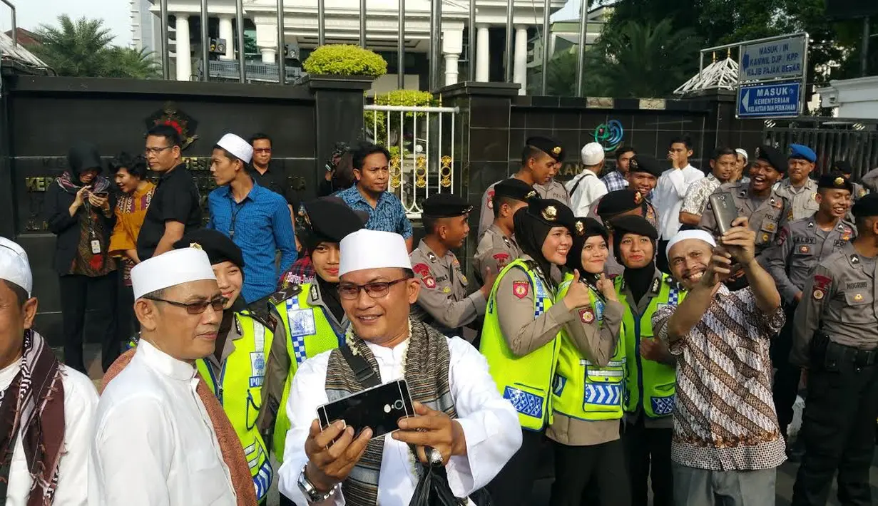 Polwan yang mengawal jalannya unjuk rasa 4 November menjadi sasaran selfie para pendemo (Liputan6.com/Nanda Perdana Putra) 