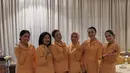 Annisa Pohan pun berpose dengan ibu pejabat lainnya dengan love sign khas Korea. Tampak Annisa pun membawa tas hitam. Dan bros Dharma Wanita. [@tami_titis]