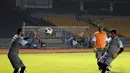Dua penjaga gawang timnas Suriah berlatih di Stadion GBK Jakarta, Jumat (14/11/2014). Timnas Suriah akan berlaga melawan Indonesia dalam laga persahabatan jelang AFF 2014. (Liputan6.com/Helmi Fithriansyah)