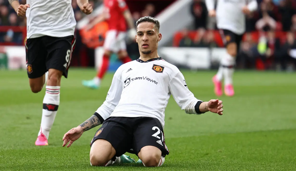 Pemain Manchester United, Antony merayakan gol pertama timnya saat laga pekan ke-31 Liga Inggris 2022/2023 melawan Nottingham Forest di City Ground, Nottingham, Senin (17/04/2023) dini hari WIB. Setan Merah berhasil menang dengan skor 2-0. (AFP/Darren Stapels)