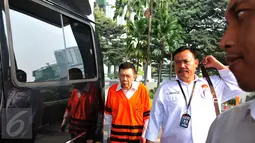 Dirut PT Traya Tirta Makassar, Hengky Wijaya menuju mobil tahanan usai diperiksa KPK, Jakarta, Senin (21/9/2015). Hengky diperiksa sebagai tersangka terkait kasus dugaan korupsi suap mantan Walikota Makassar Ilham Arief. (Liputan6.com/Andrian M Tunay)