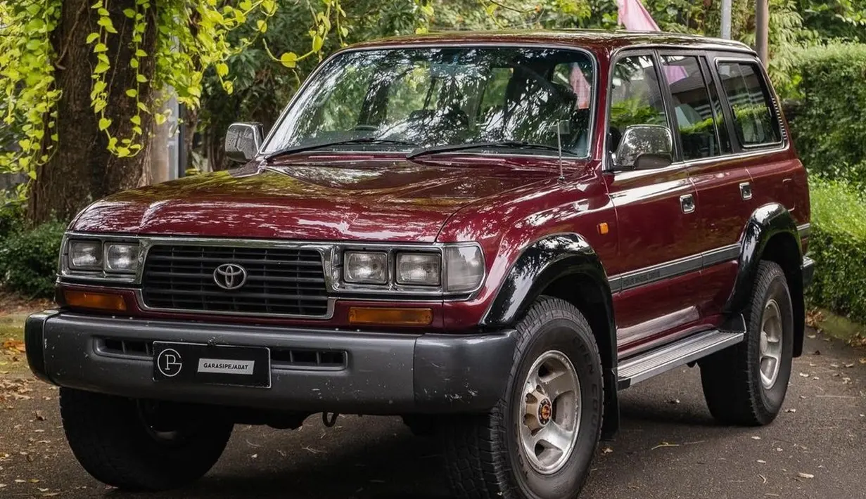 Land Cruiser merupakan SUV keluaran Toyota dengan ketangguhan dan ketahanan yang tidak diragukan lagi. Mobil ini menjadi simbol status ekonomi kalangan atas di era 90an. Kenyamanan serta kemudahan dalam merawat Land Cruiser 80 Series membuat mobil ini diminati. Hal utama yang harus diwaspadai untuk memiliki mobil ini adalah harganya yang terus naik. (Source: Instagram/@garasipejabat)