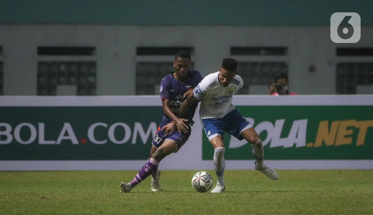 Penyerang Persib Bandung, Wander Luiz (kanan) berebut bola dengan penyerang Persita Tangerang, Altariq Ballah saat laga pekan kedua BRI Liga 1 2021/2022 di Stadion Wibawa Mukti, Cikarang, Sabtu (11/09/2021). Persib Bandung menang atas Persita Tangerang dengan skor 2-1. (Bola.com/Bagaskara Lazuardi)