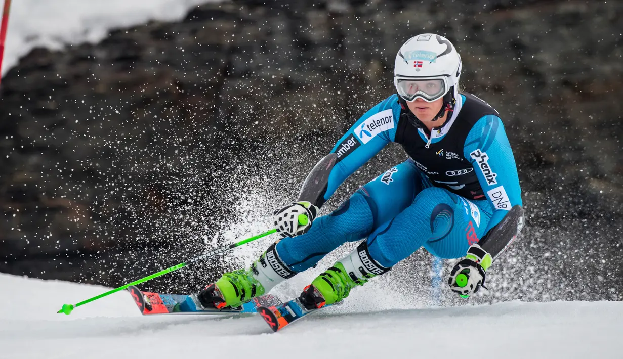 Pemenang ski musim panas NZ Wanita Slalom Mina Fuerst Holtmann dari Norwegia melewati gerbang di Cardrona, Queenstown, Selandia Baru, (28/8). (Peter Meecham / Winter Games NZ via AP)