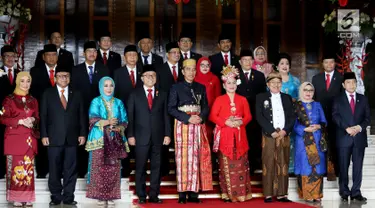 Presiden Jokowi dan Wakil Presiden Jusuf Kalla serta para pimpinan tinggi lembaga negara berfoto bersama sebelum menghadiri pembukaan Sidang Tahunan MPR RI Tahun 2017 di Kompleks Parlemen, Senayan, Jakarta, Rabu (16/8). (Liputan6.com/Angga Yuniar)