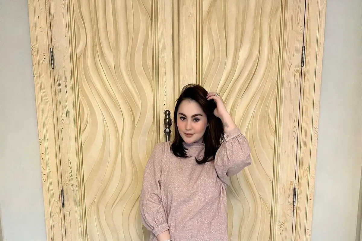 6 Gaya Glamor Jennifer Dunn Istri Faisal Harris Tenteng Tas Mewah