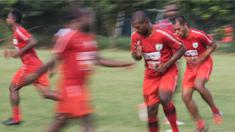 Para pemain Persipura Jayapura berlatih di Lapangan Sutasoma 77 Halim Perdanakusuma, Jakarta, Selasa (3/1/2017). Latihan ini dilakukan sebagai persiapan jelang laga eksebisi melawan Persib Bandung. (Bola.com/Vitalis Yogi Trisna)