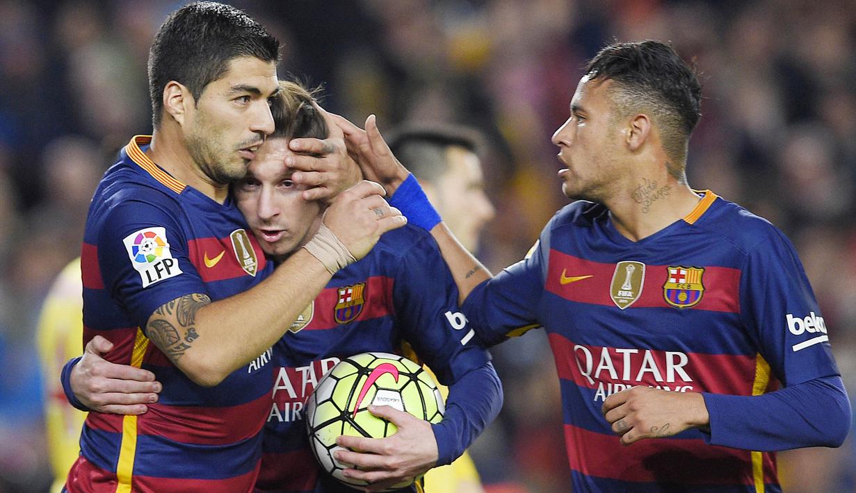 Striker Barcelona, Neymar Jr, bersama Lionel Messi merayakan gol yang dicetak Luis Suarez ke gawang Sporting Gijon pada laga La Liga Spanyol di Stadion Camp Nou, Barcelona, Sabtu, (23/4/2016). (AFP/Lluis Gene)