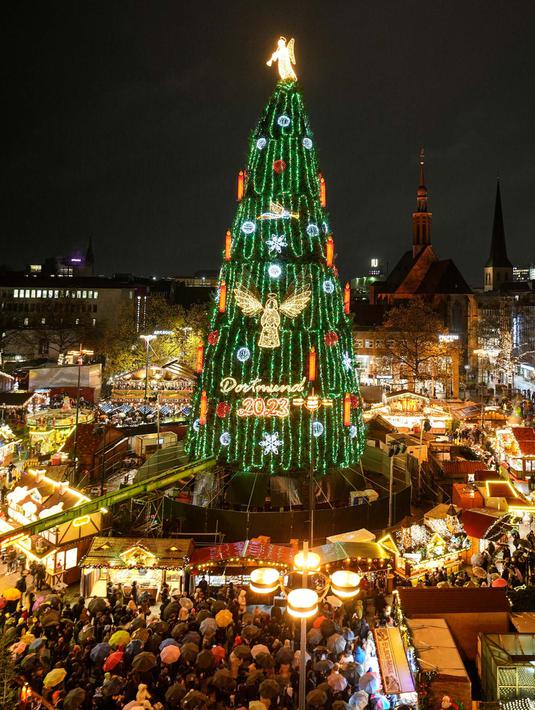 Menurut pemerintah kota Dortmund, ini adalah pohon Natal terbesar di dunia. (AP Photo/Martin Meissner)