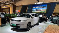 Jaecoo J5 EV tampil gagah di panggung GJAW 2025. (Liputan6.com/Septian Pamungkas)