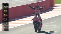 Pebalap Repsol Honda, Marc marquez memastikan gelar juara dunia MotoGP 2017 setelah finis ketiga di Valencia, Minggu (12/11/2017). (Twitter/MotoGP)