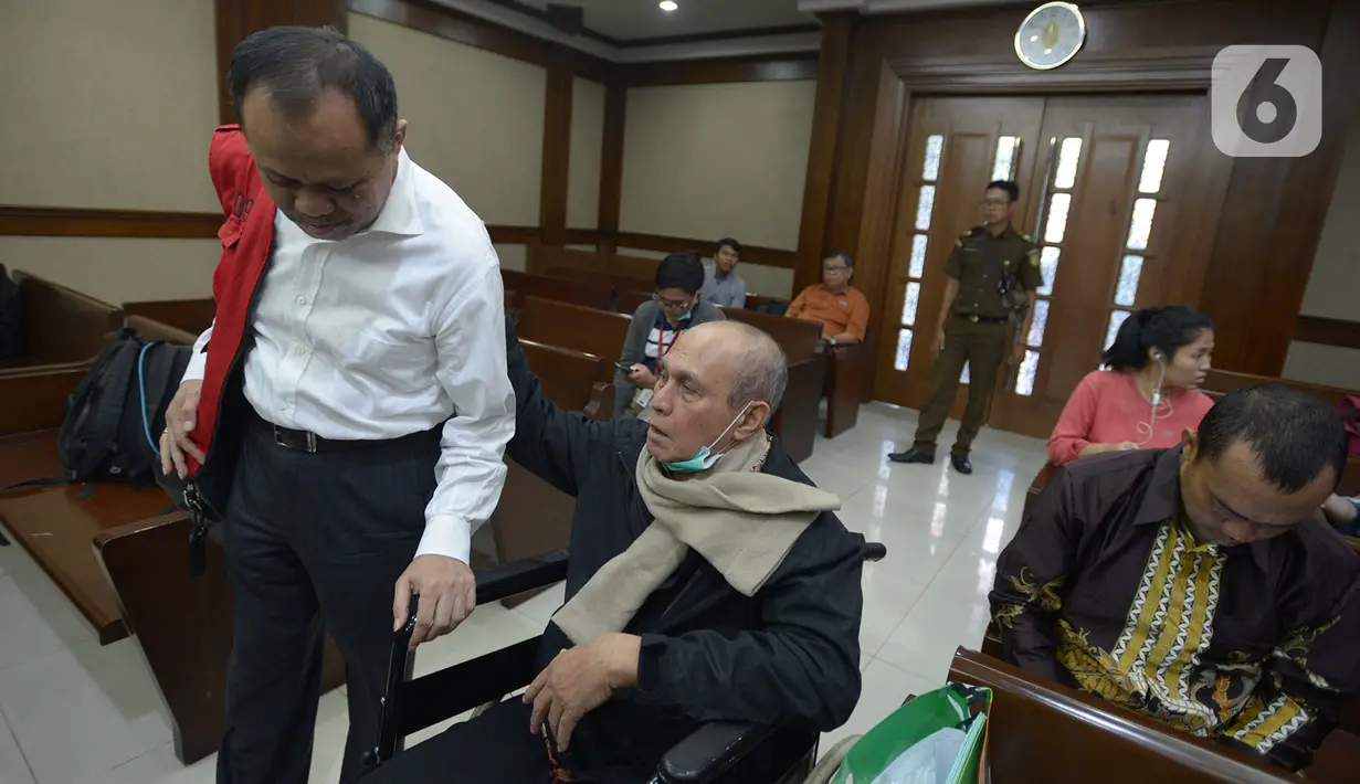 Terdakwa kasus kepemilikan senjata ilegal dan peluru tajam Kivlan Zen (tengah) saat menjalani sidang pembacaan eksepsi di PN Jakarta Pusat, Rabu (18/12/2019). Majelis hakim PN Jakarta Pusat menunda sidang Kivlan Zen hingga 2 Januari 2020 melihat kondisinya yang masih sakit. (merdeka.com/Imam Buhori)