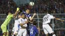 Bek Arema Cronus, Fabiano Beltrame melakukan duel udara dengan kiper Bali United, I Ngurah Komang Aria pada laga perempat final Piala Presiden di Stadion Kanjuruhan, Malang, Sabtu (19/9/2015). (Bola.com/Vitalis Yogi Trisna)